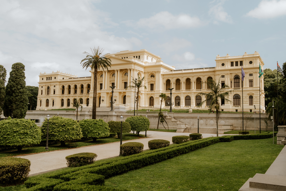 pre-wedding, prewedding, ensaio de casal, ensaio de foto de casal, ensaio fotográfico de casal, ensaio de fotos de noivos, noivos, foto de casamento, fotografia de casamento, fotos de casal no museu do ipiranga, museu do ipiranga