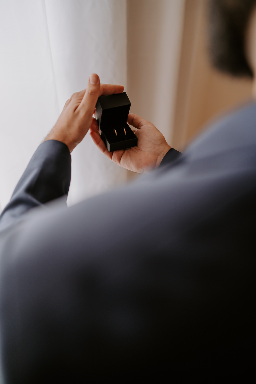 wedding, casamento, mini wedding, casamento em casa, micro wedding, dia da noiva, first touch, casamento intimista, casamento simples em família, festa de casamento no quintal, cerimônia de casamento no quintal, bride, wedding dress