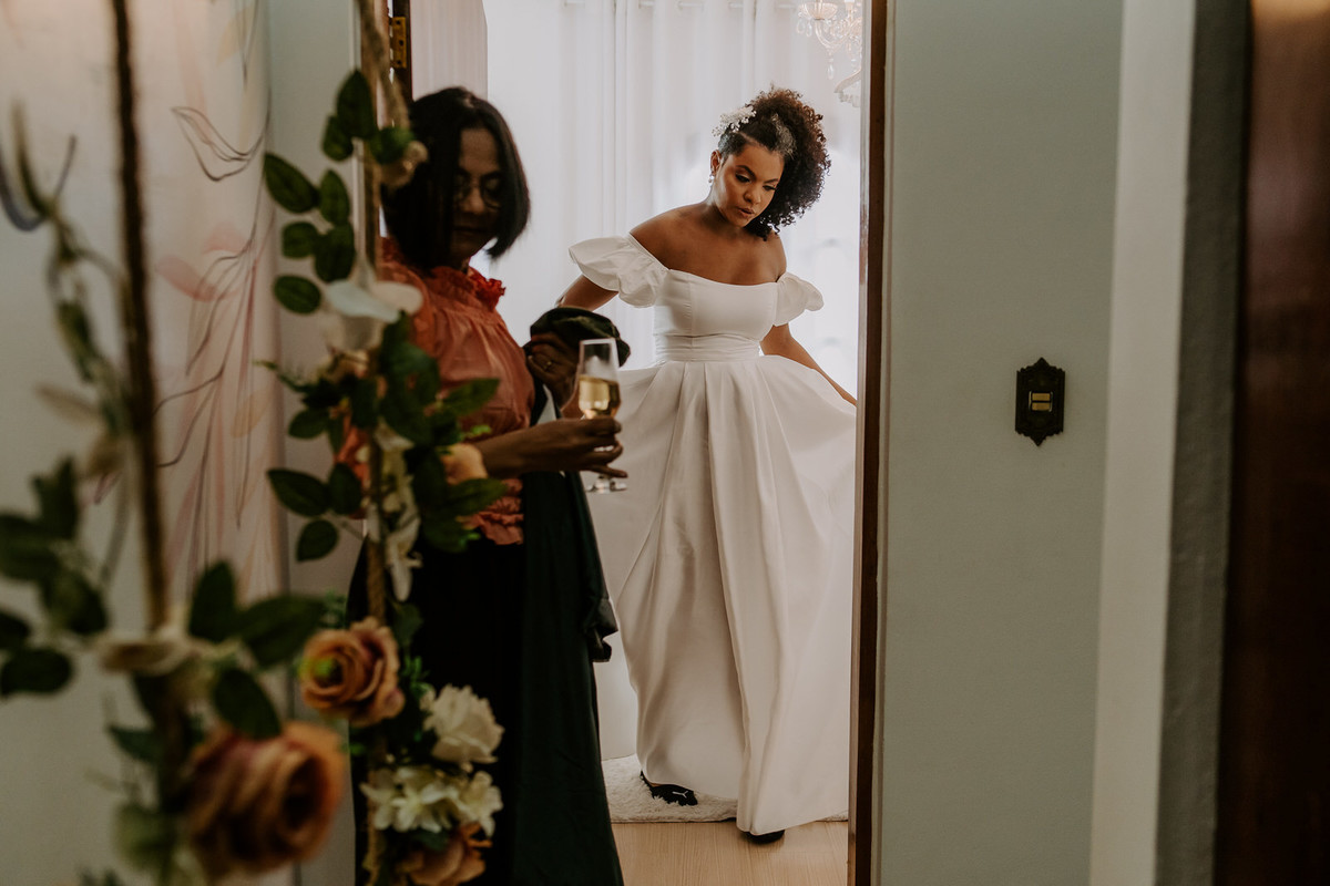 wedding, casamento, mini wedding, casamento em casa, micro wedding, dia da noiva, first touch, casamento intimista, casamento simples em família, festa de casamento no quintal, cerimônia de casamento no quintal, bride, wedding dress