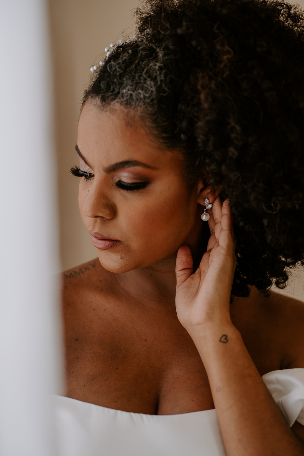 wedding, casamento, mini wedding, casamento em casa, micro wedding, dia da noiva, first touch, casamento intimista, casamento simples em família, festa de casamento no quintal, cerimônia de casamento no quintal, bride, wedding dress