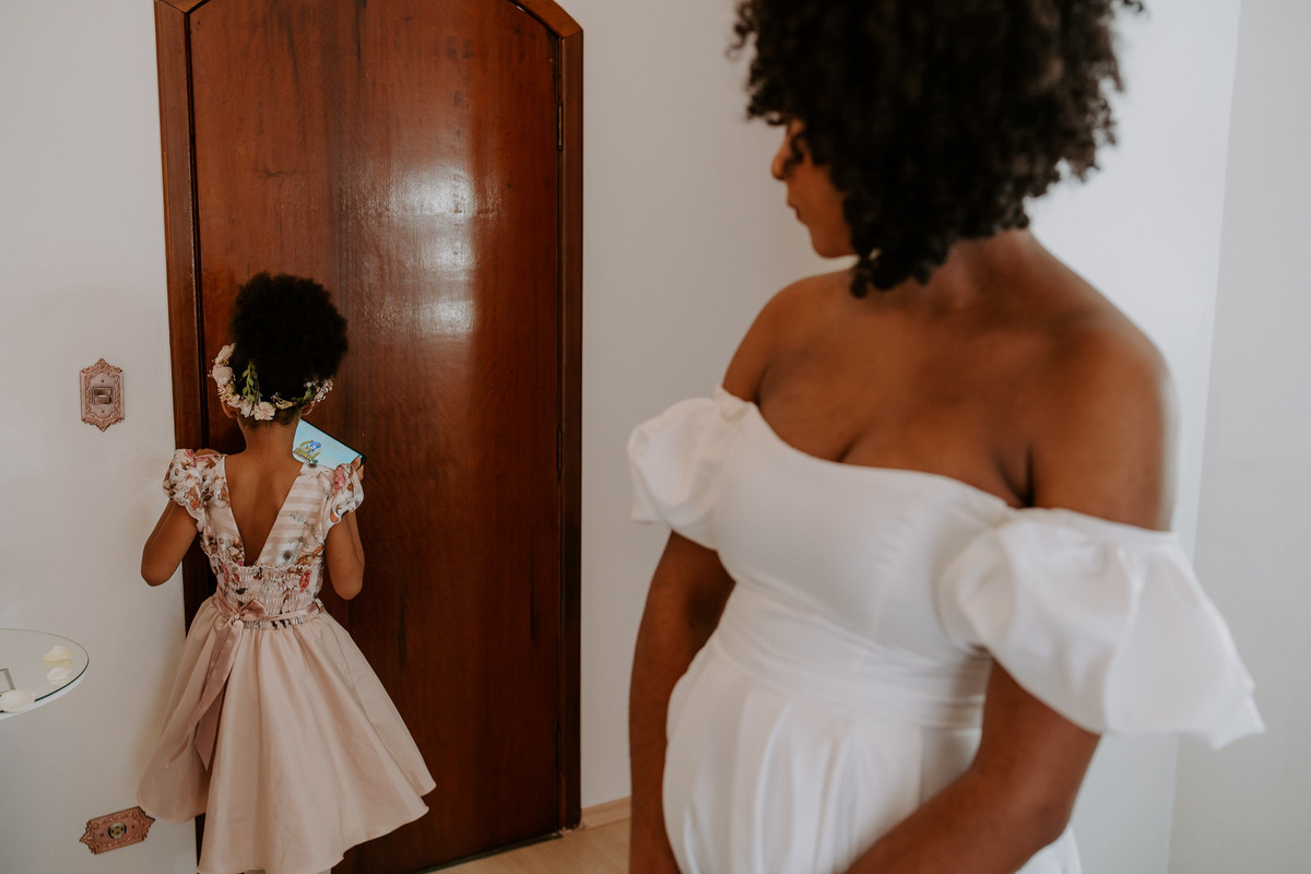 wedding, casamento, mini wedding, casamento em casa, micro wedding, dia da noiva, first touch, casamento intimista, casamento simples em família, festa de casamento no quintal, cerimônia de casamento no quintal, bride, wedding dress