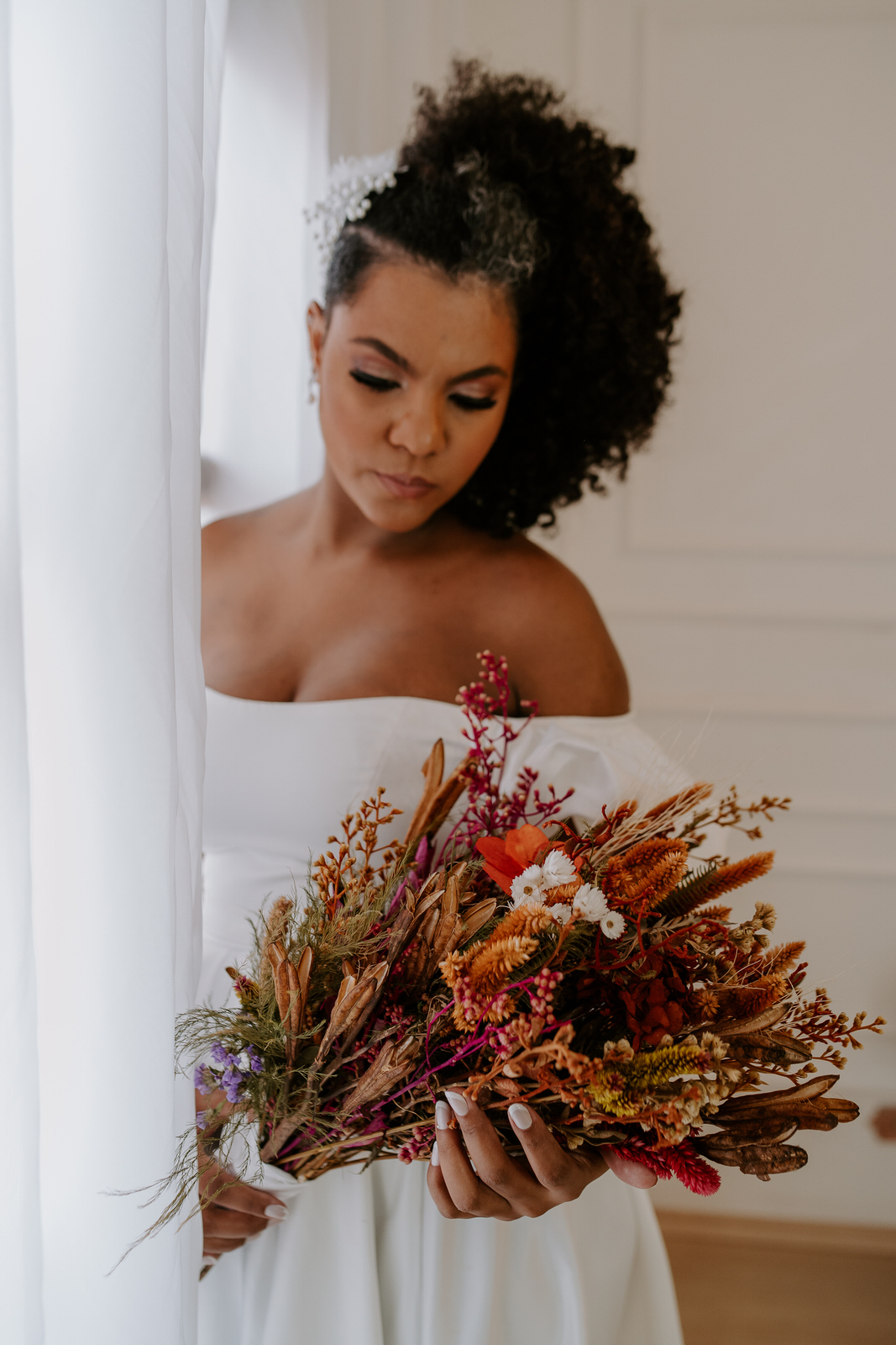 wedding, casamento, mini wedding, casamento em casa, micro wedding, dia da noiva, first touch, casamento intimista, casamento simples em família, festa de casamento no quintal, cerimônia de casamento no quintal, bride, wedding dress