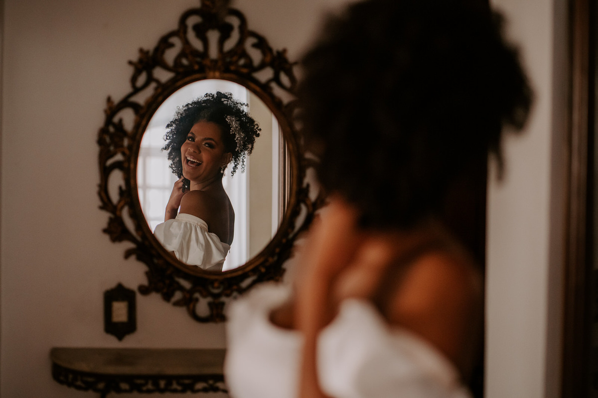 wedding, casamento, mini wedding, casamento em casa, micro wedding, dia da noiva, first touch, casamento intimista, casamento simples em família, festa de casamento no quintal, cerimônia de casamento no quintal, bride, wedding dress