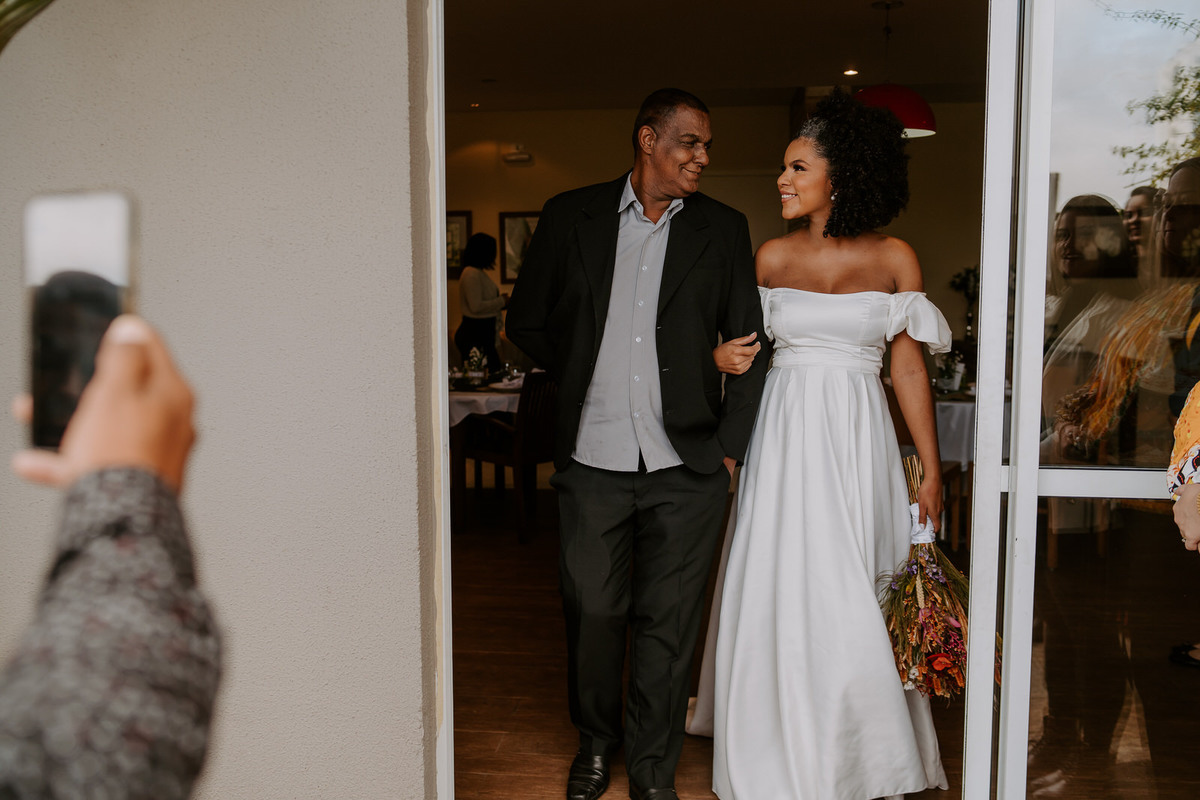 wedding, casamento, mini wedding, casamento em casa, micro wedding, dia da noiva, first touch, casamento intimista, casamento simples em família, festa de casamento no quintal, cerimônia de casamento no quintal, bride, wedding dress