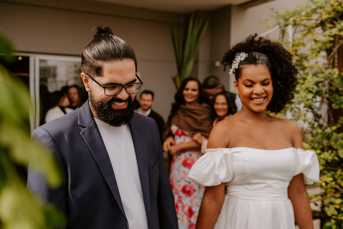 wedding, casamento, mini wedding, casamento em casa, micro wedding, dia da noiva, first touch, casamento intimista, casamento simples em família, festa de casamento no quintal, cerimônia de casamento no quintal, bride, wedding dress