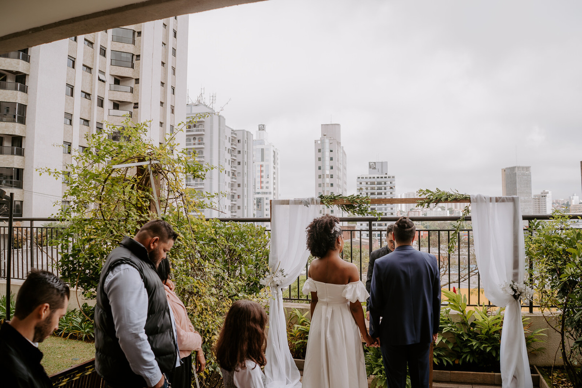 wedding, casamento, mini wedding, casamento em casa, micro wedding, dia da noiva, first touch, casamento intimista, casamento simples em família, festa de casamento no quintal, cerimônia de casamento no quintal, bride, wedding dress