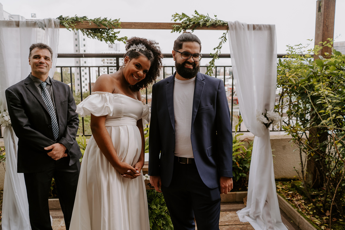 wedding, casamento, mini wedding, casamento em casa, micro wedding, dia da noiva, first touch, casamento intimista, casamento simples em família, festa de casamento no quintal, cerimônia de casamento no quintal, bride, wedding dress