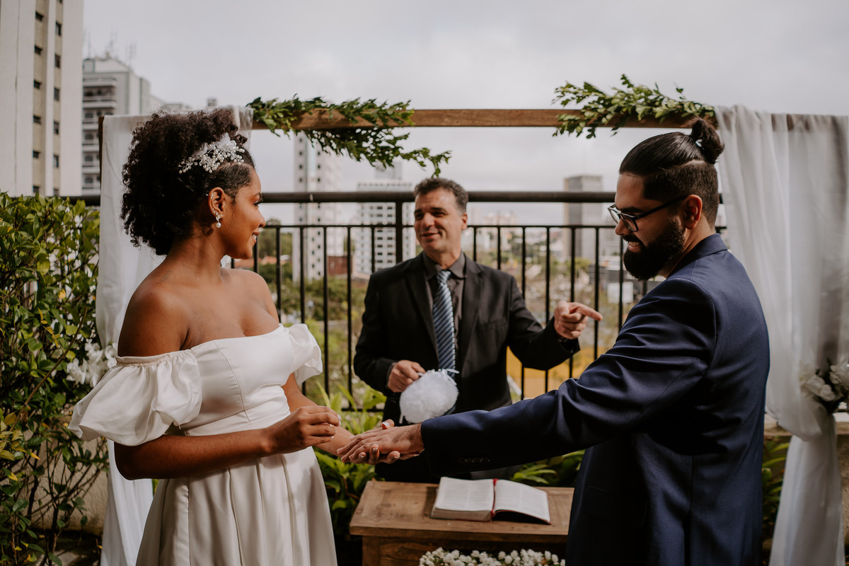 wedding, casamento, mini wedding, casamento em casa, micro wedding, dia da noiva, first touch, casamento intimista, casamento simples em família, festa de casamento no quintal, cerimônia de casamento no quintal, bride, wedding dress