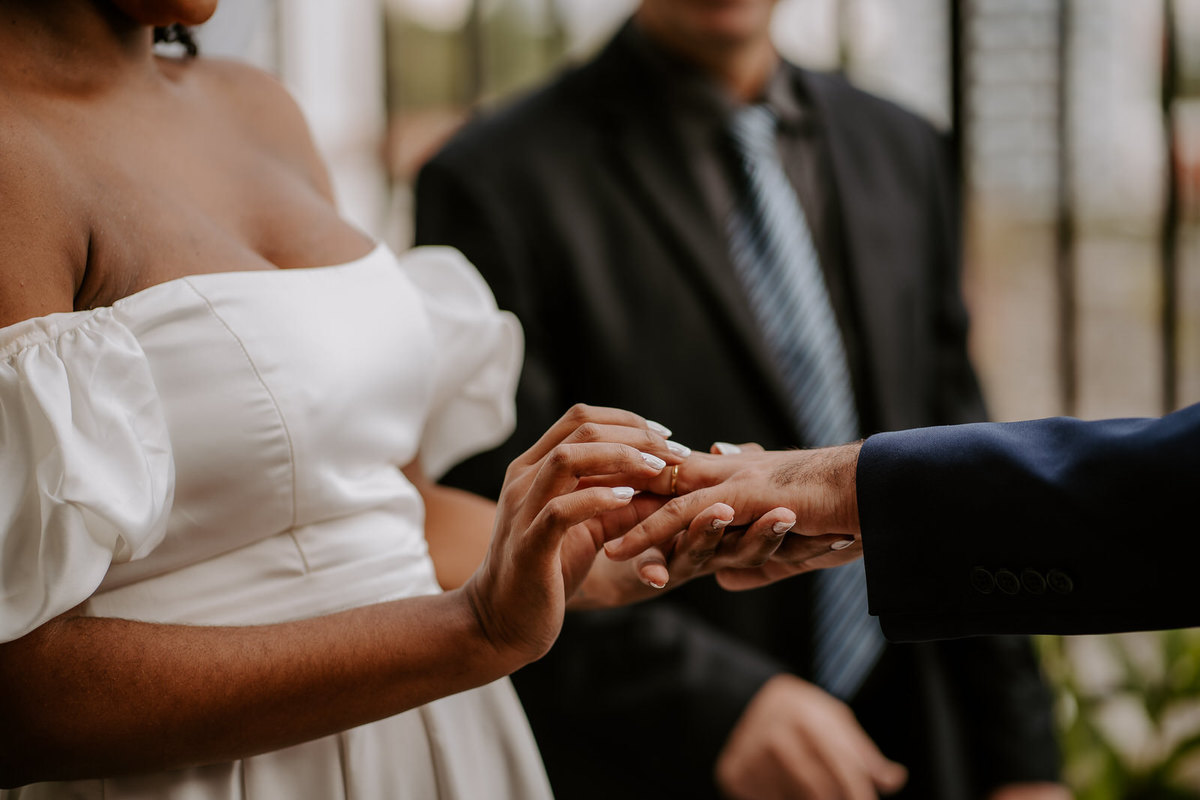 wedding, casamento, mini wedding, casamento em casa, micro wedding, dia da noiva, first touch, casamento intimista, casamento simples em família, festa de casamento no quintal, cerimônia de casamento no quintal, bride, wedding dress