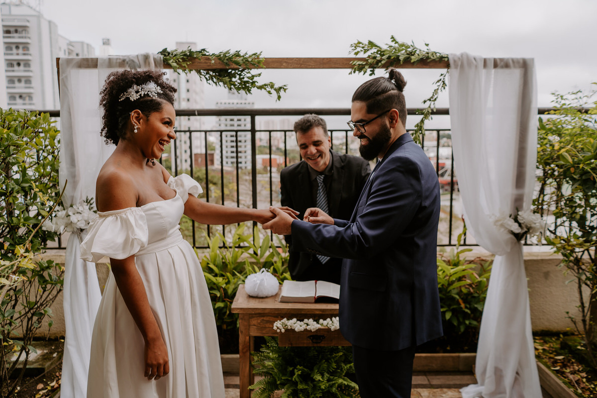 wedding, casamento, mini wedding, casamento em casa, micro wedding, dia da noiva, first touch, casamento intimista, casamento simples em família, festa de casamento no quintal, cerimônia de casamento no quintal, bride, wedding dress