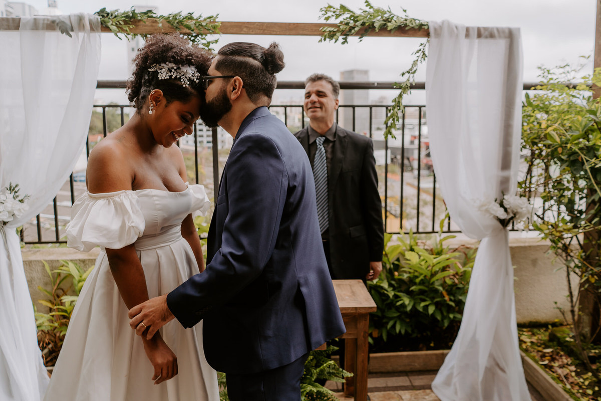 wedding, casamento, mini wedding, casamento em casa, micro wedding, dia da noiva, first touch, casamento intimista, casamento simples em família, festa de casamento no quintal, cerimônia de casamento no quintal, bride, wedding dress