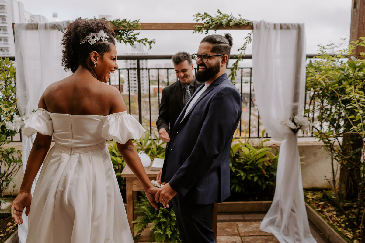 wedding, casamento, mini wedding, casamento em casa, micro wedding, dia da noiva, first touch, casamento intimista, casamento simples em família, festa de casamento no quintal, cerimônia de casamento no quintal, bride, wedding dress