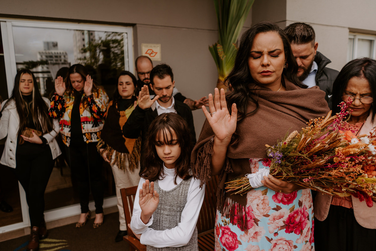 wedding, casamento, mini wedding, casamento em casa, micro wedding, dia da noiva, first touch, casamento intimista, casamento simples em família, festa de casamento no quintal, cerimônia de casamento no quintal, bride, wedding dress