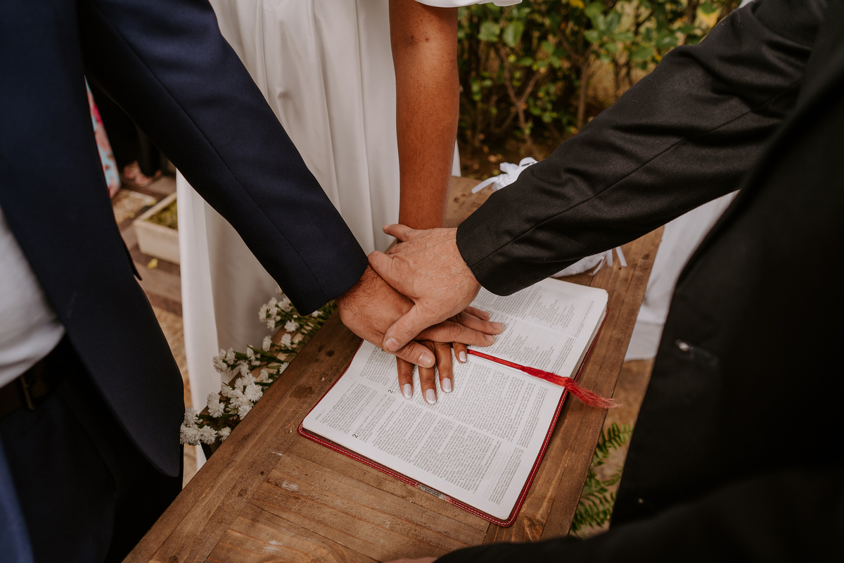 wedding, casamento, mini wedding, casamento em casa, micro wedding, dia da noiva, first touch, casamento intimista, casamento simples em família, festa de casamento no quintal, cerimônia de casamento no quintal, bride, wedding dress