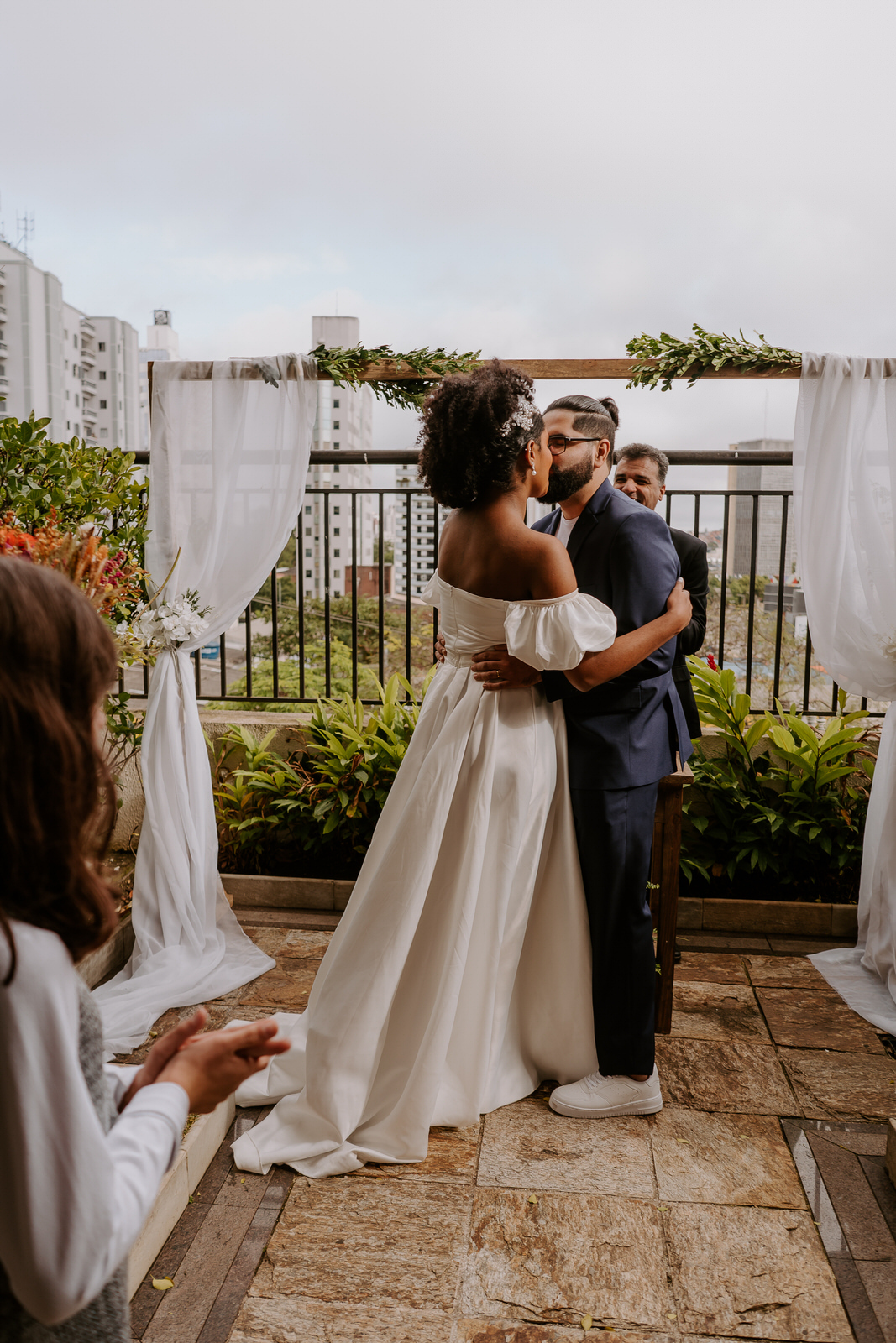 wedding, casamento, mini wedding, casamento em casa, micro wedding, dia da noiva, first touch, casamento intimista, casamento simples em família, festa de casamento no quintal, cerimônia de casamento no quintal, bride, wedding dress