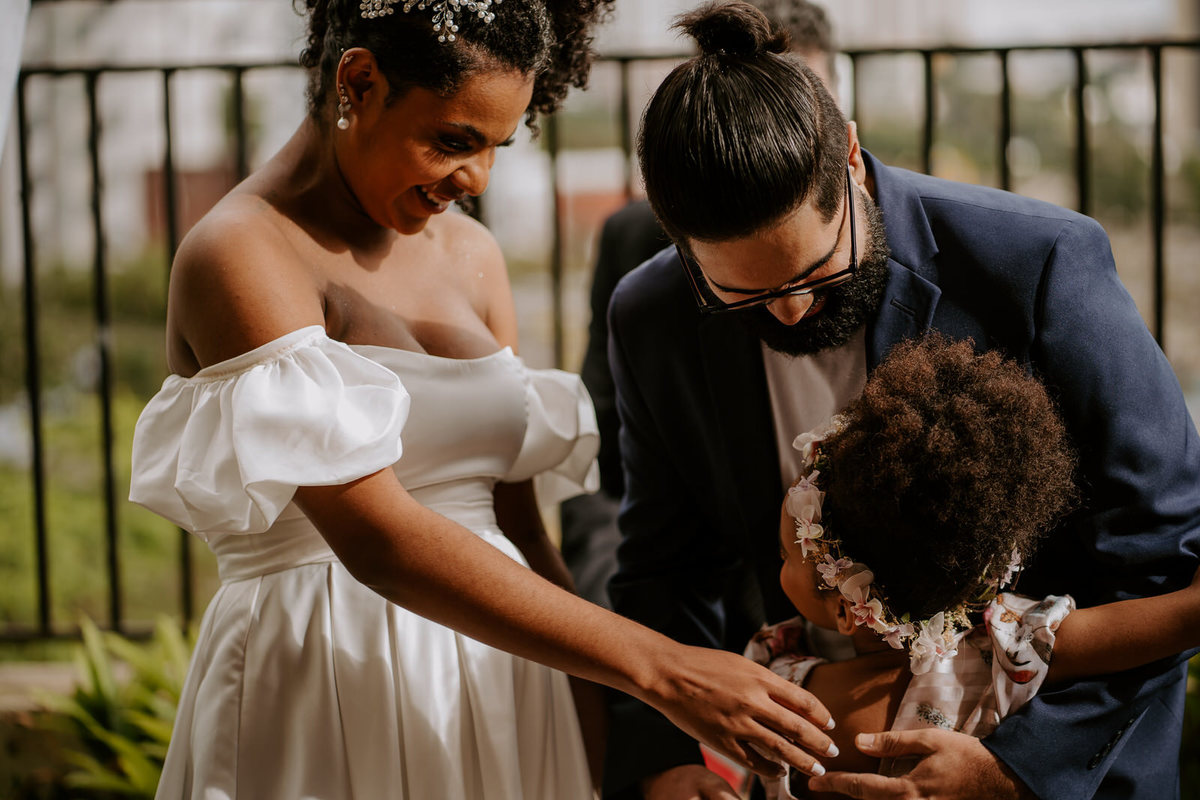 wedding, casamento, mini wedding, casamento em casa, micro wedding, dia da noiva, first touch, casamento intimista, casamento simples em família, festa de casamento no quintal, cerimônia de casamento no quintal, bride, wedding dress