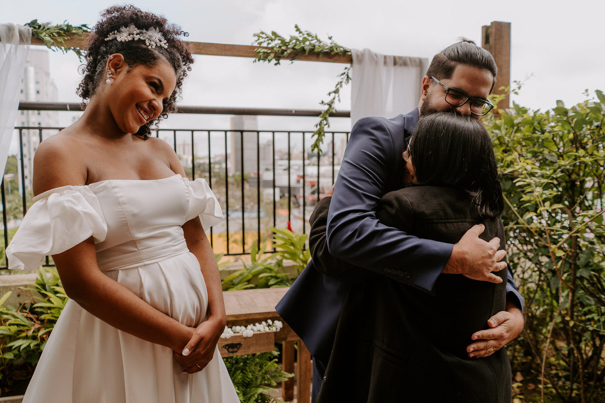 wedding, casamento, mini wedding, casamento em casa, micro wedding, dia da noiva, first touch, casamento intimista, casamento simples em família, festa de casamento no quintal, cerimônia de casamento no quintal, bride, wedding dress