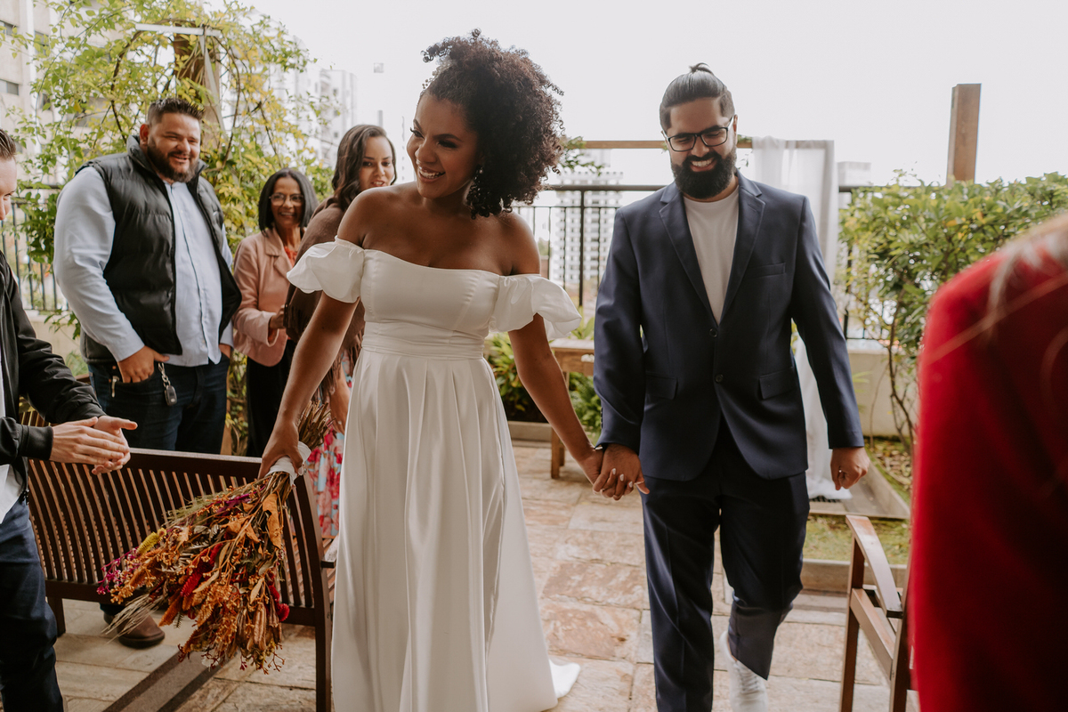 wedding, casamento, mini wedding, casamento em casa, micro wedding, dia da noiva, first touch, casamento intimista, casamento simples em família, festa de casamento no quintal, cerimônia de casamento no quintal, bride, wedding dress