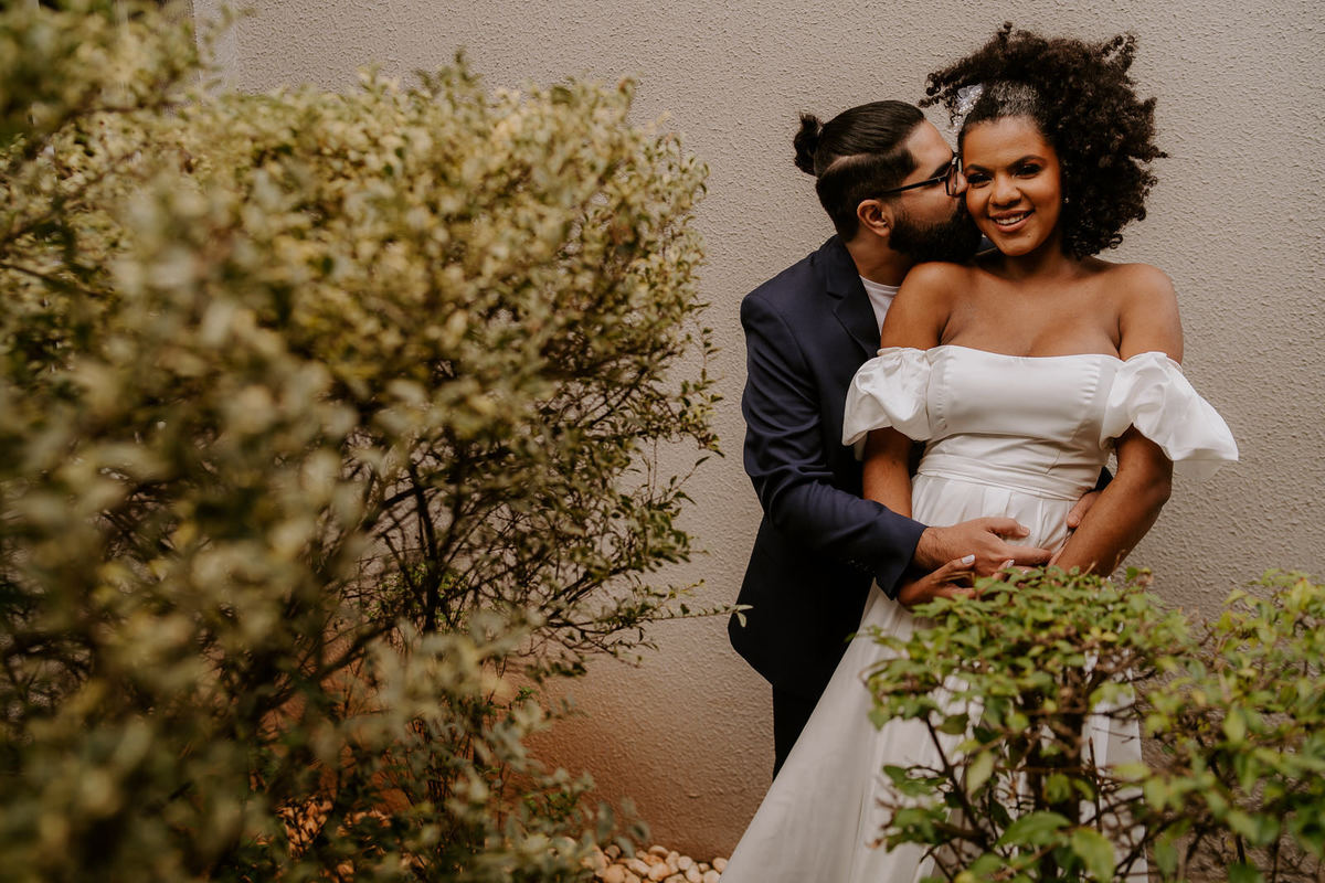 wedding, casamento, mini wedding, casamento em casa, micro wedding, dia da noiva, first touch, casamento intimista, casamento simples em família, festa de casamento no quintal, cerimônia de casamento no quintal, bride, wedding dress