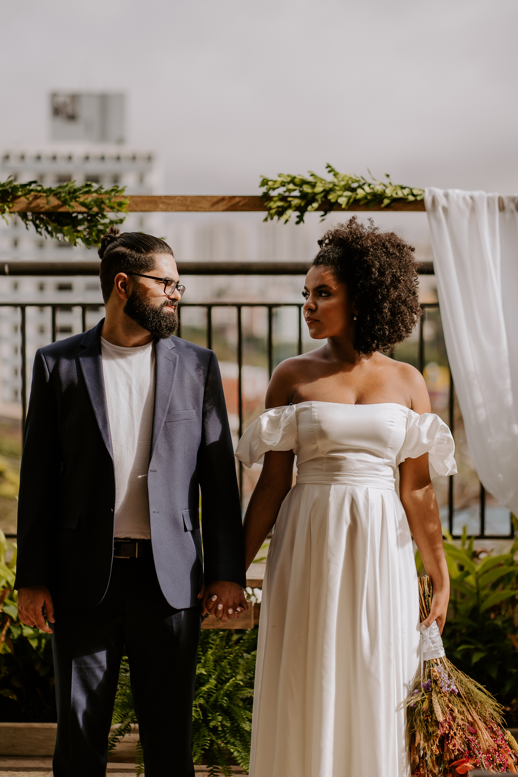 wedding, casamento, mini wedding, casamento em casa, micro wedding, dia da noiva, first touch, casamento intimista, casamento simples em família, festa de casamento no quintal, cerimônia de casamento no quintal, bride, wedding dress