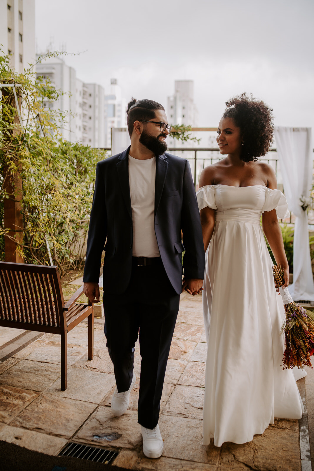 wedding, casamento, mini wedding, casamento em casa, micro wedding, dia da noiva, first touch, casamento intimista, casamento simples em família, festa de casamento no quintal, cerimônia de casamento no quintal, bride, wedding dress