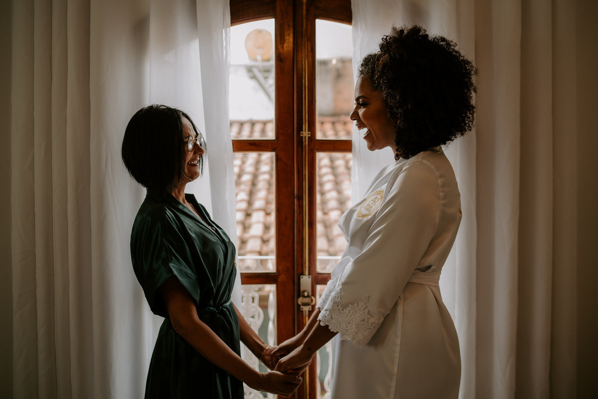 wedding, casamento, mini wedding, casamento em casa, micro wedding, dia da noiva, first touch, casamento intimista, casamento simples em família, festa de casamento no quintal, cerimônia de casamento no quintal, bride, wedding dress