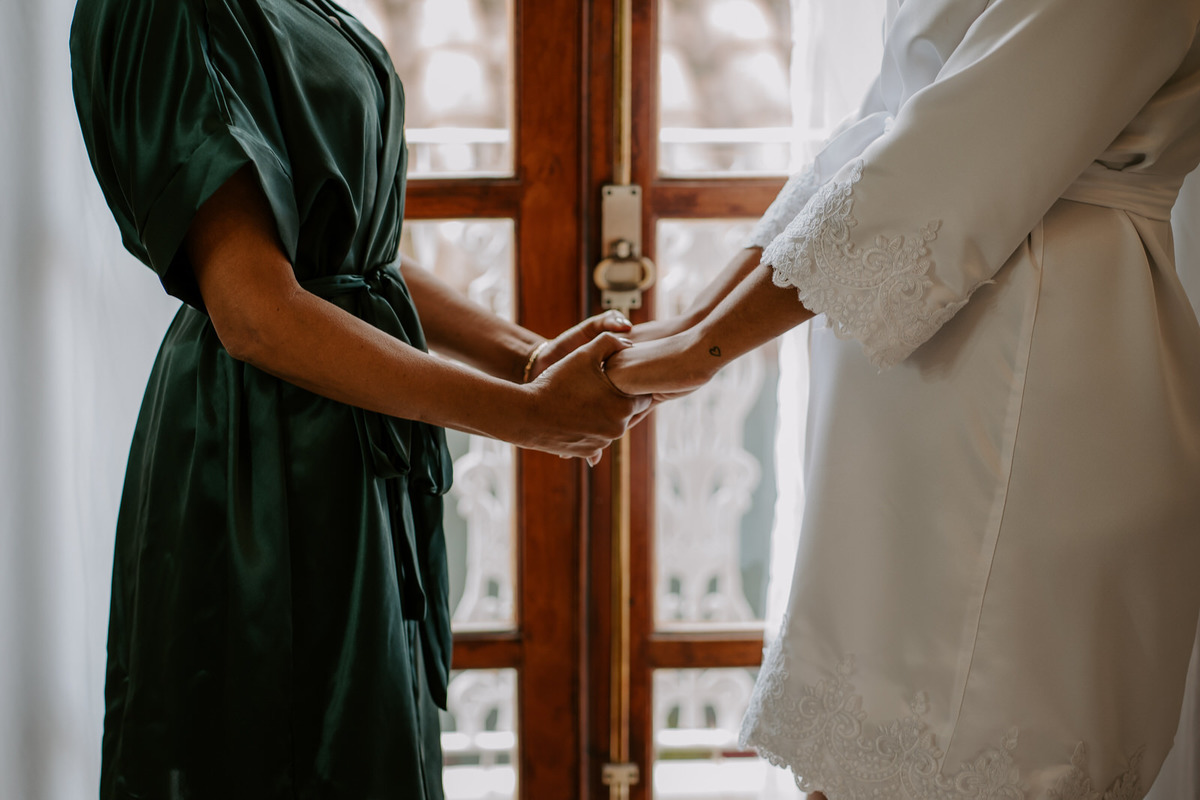 wedding, casamento, mini wedding, casamento em casa, micro wedding, dia da noiva, first touch, casamento intimista, casamento simples em família, festa de casamento no quintal, cerimônia de casamento no quintal, bride, wedding dress