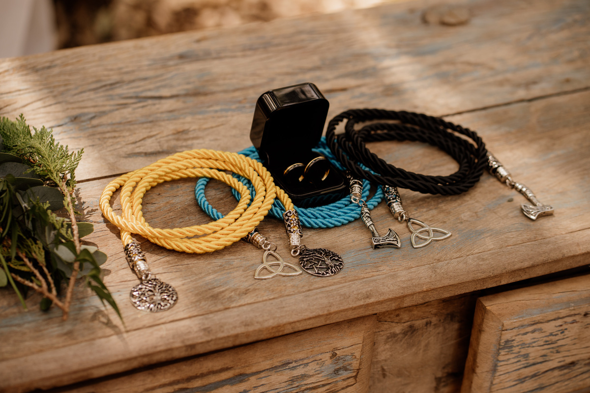 wedding, wedding folk, casamento, casamento folk, casamento rústico, ritual das fitas, handfasting, estilo folk, casamento criativo, casamento original, casamento externo, casamento no campo, campo de eucalípto, casa ventura