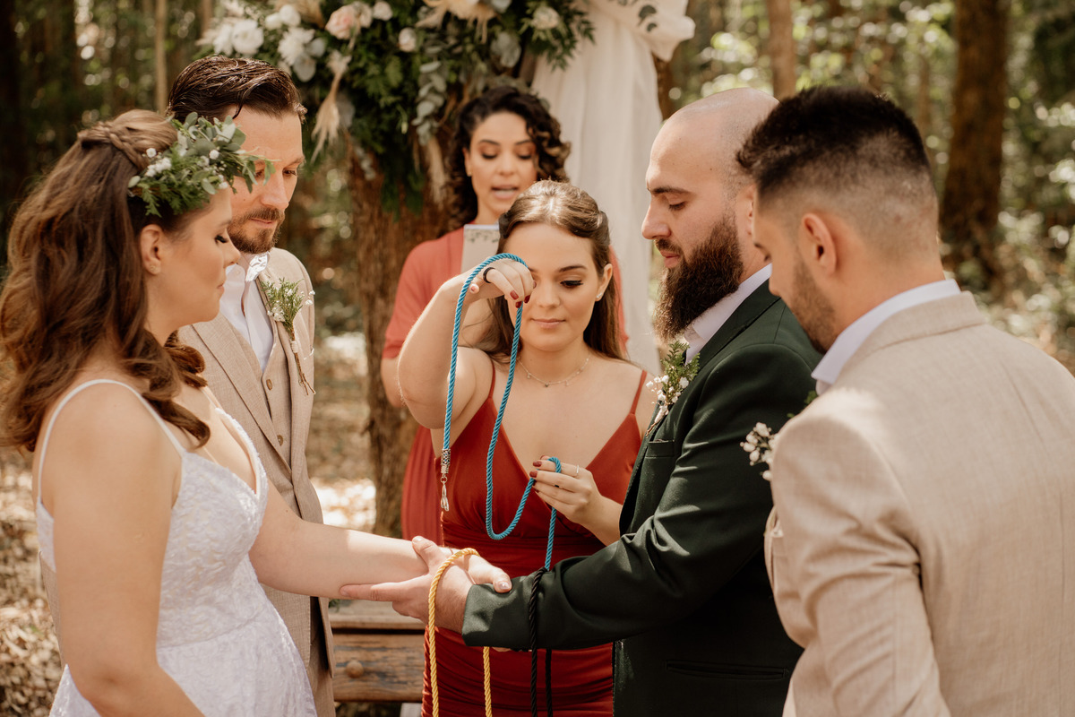 wedding, wedding folk, casamento, casamento folk, casamento rústico, ritual das fitas, handfasting, estilo folk, casamento criativo, casamento original, casamento externo, casamento no campo, campo de eucalípto, casa ventura