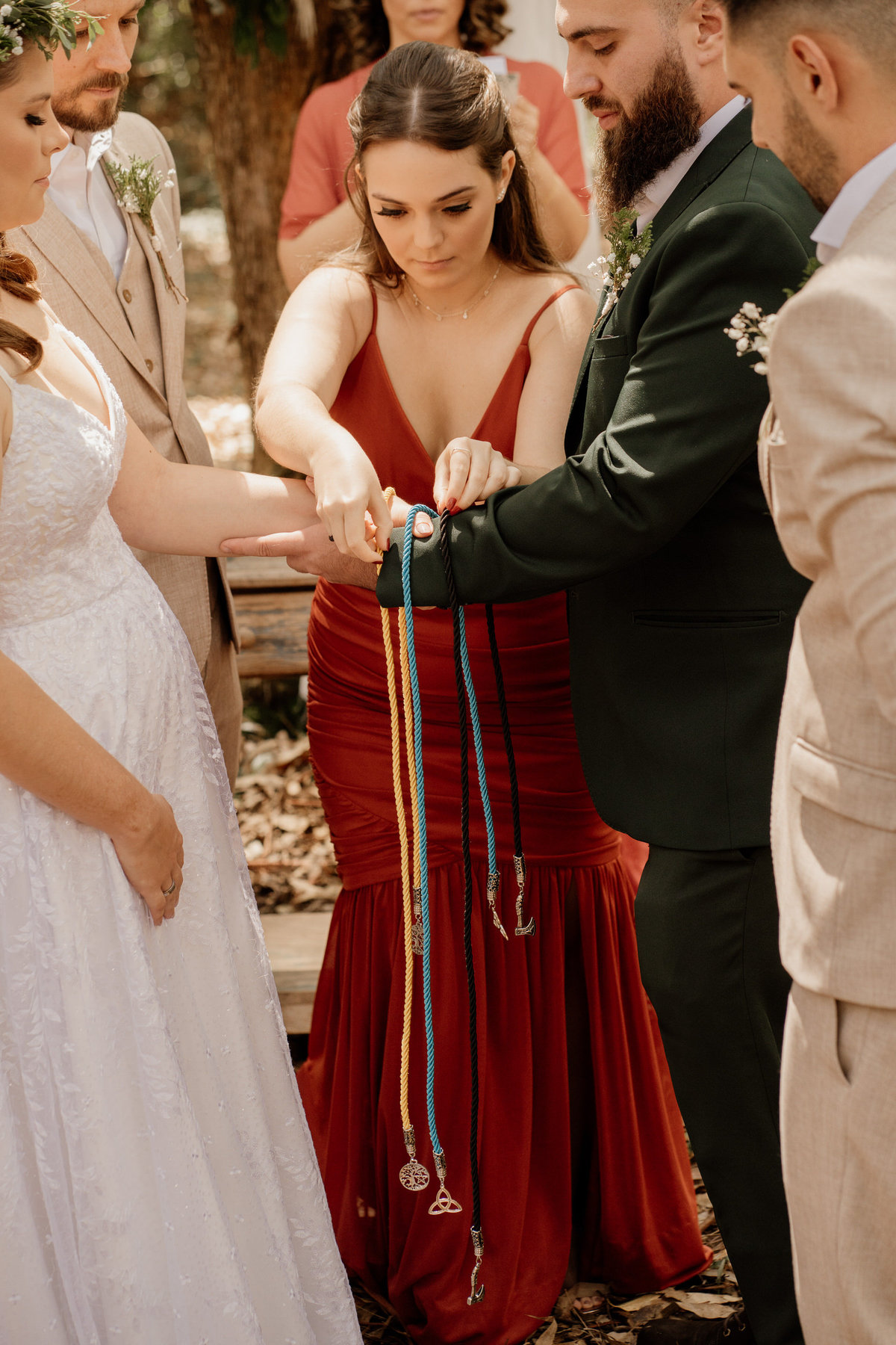 wedding, wedding folk, casamento, casamento folk, casamento rústico, ritual das fitas, handfasting, estilo folk, casamento criativo, casamento original, casamento externo, casamento no campo, campo de eucalípto, casa ventura