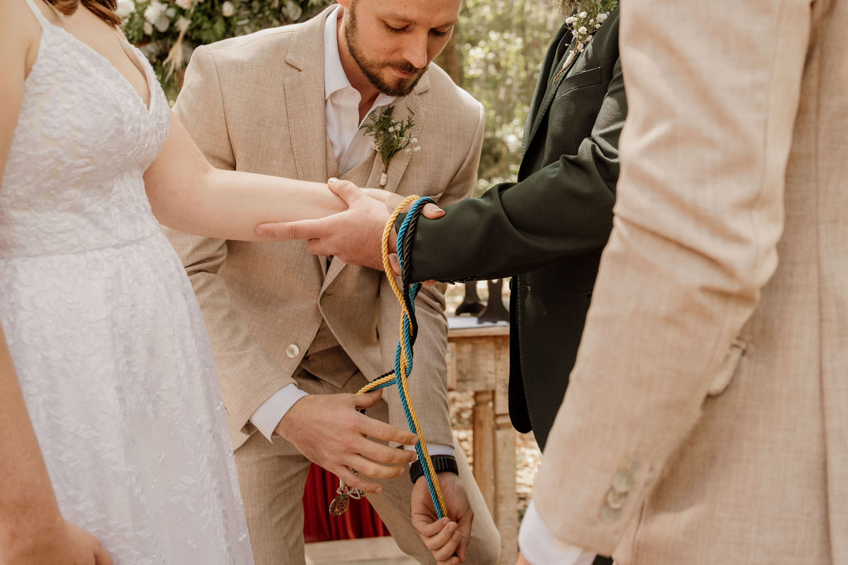 wedding, wedding folk, casamento, casamento folk, casamento rústico, ritual das fitas, handfasting, estilo folk, casamento criativo, casamento original, casamento externo, casamento no campo, campo de eucalípto, casa ventura