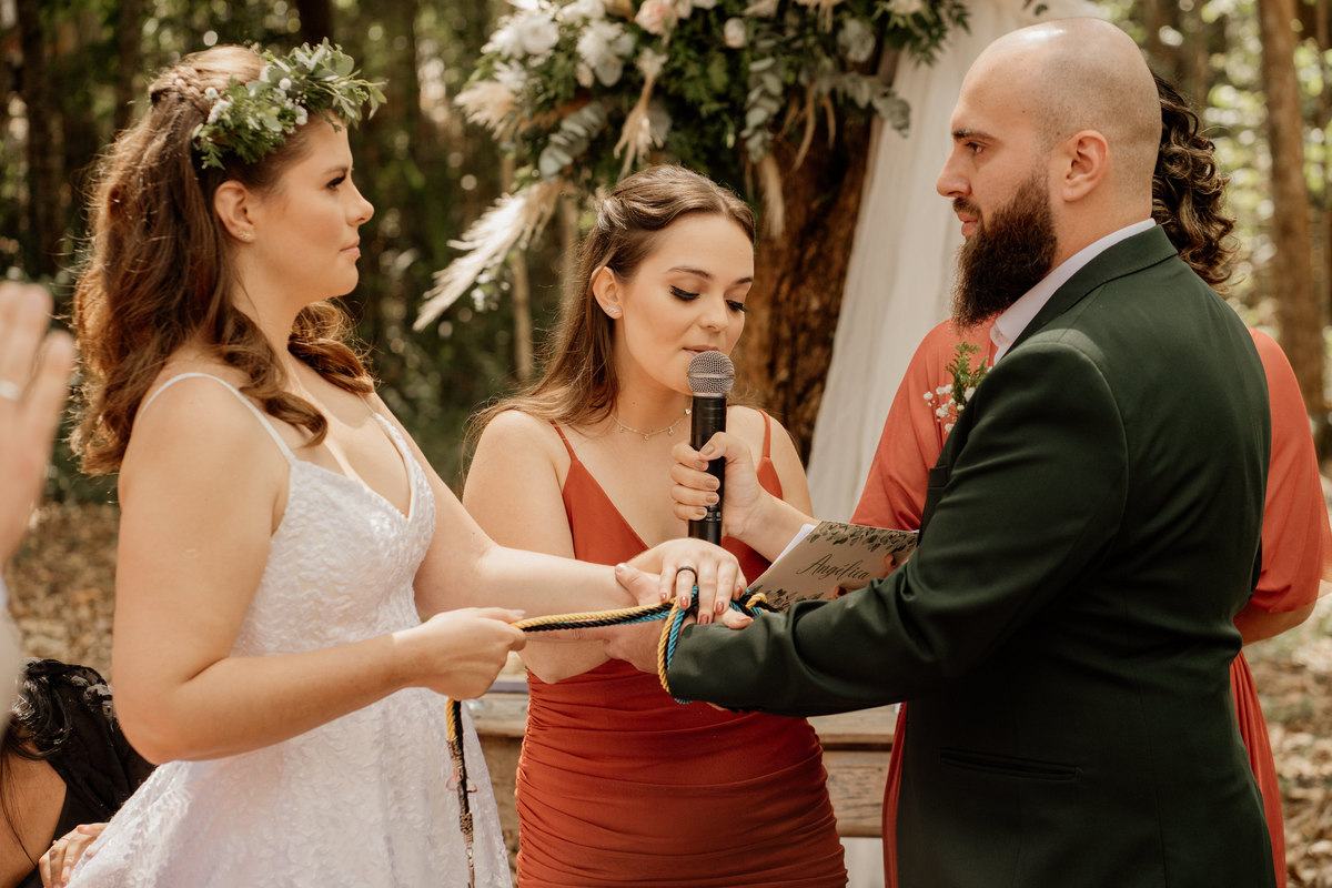 wedding, wedding folk, casamento, casamento folk, casamento rústico, ritual das fitas, handfasting, estilo folk, casamento criativo, casamento original, casamento externo, casamento no campo, campo de eucalípto, casa ventura