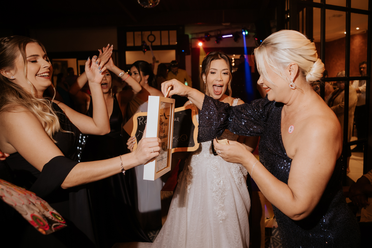 casamento, wedding, noiva, dia da noiva, bride, vestido de noiva, maquiagem de noiva, cerimônia de casamento, dia do noivo, casamento externo, casamento no campo, espaço la forêt, madrinhas