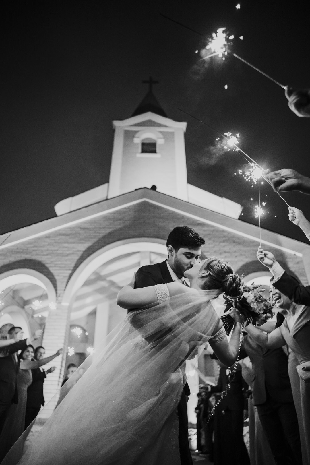 wedding, casamento, pre-wedding, pré-wedding, cerimônia religiosa, cerimônia católica, fotos de noivos, noivos, paróquia são josé jardim europa, casamento católico