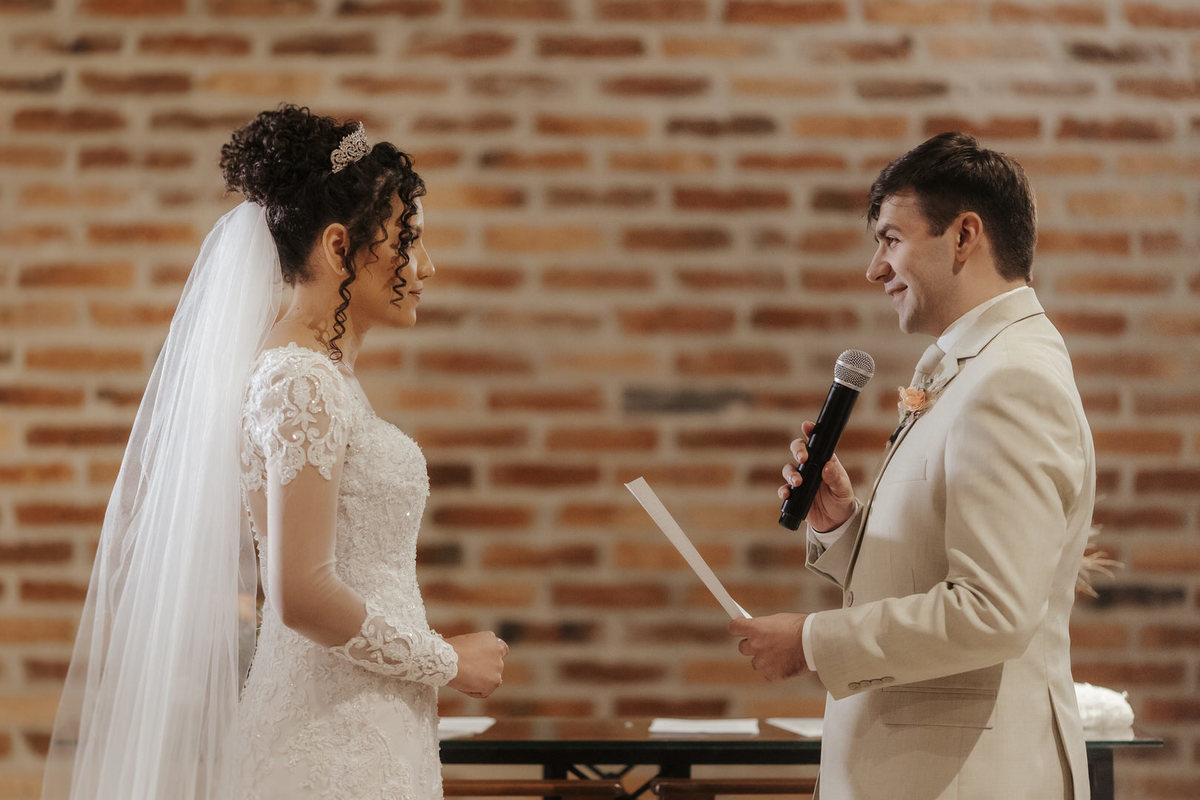 casamento, wedding, noiva, dia da noiva, bride, vestido de noiva, maquiagem de noiva, cerimônia de casamento, dia do noivo, sítio são jorge, casamento da congregação cristã, cerimônia religiosa, cerimônia do véu, primeiro beijo no casamento