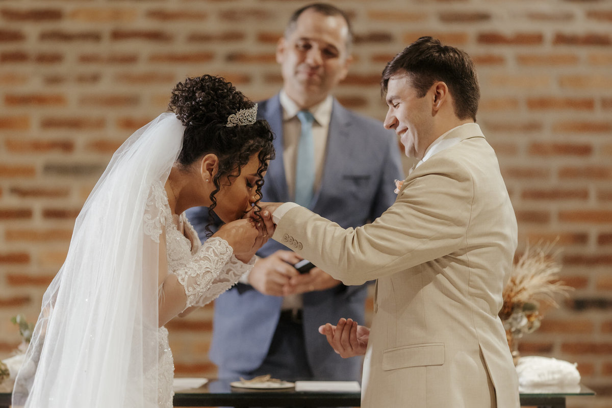 casamento, wedding, noiva, dia da noiva, bride, vestido de noiva, maquiagem de noiva, cerimônia de casamento, dia do noivo, sítio são jorge, casamento da congregação cristã, cerimônia religiosa, cerimônia do véu, primeiro beijo no casamento