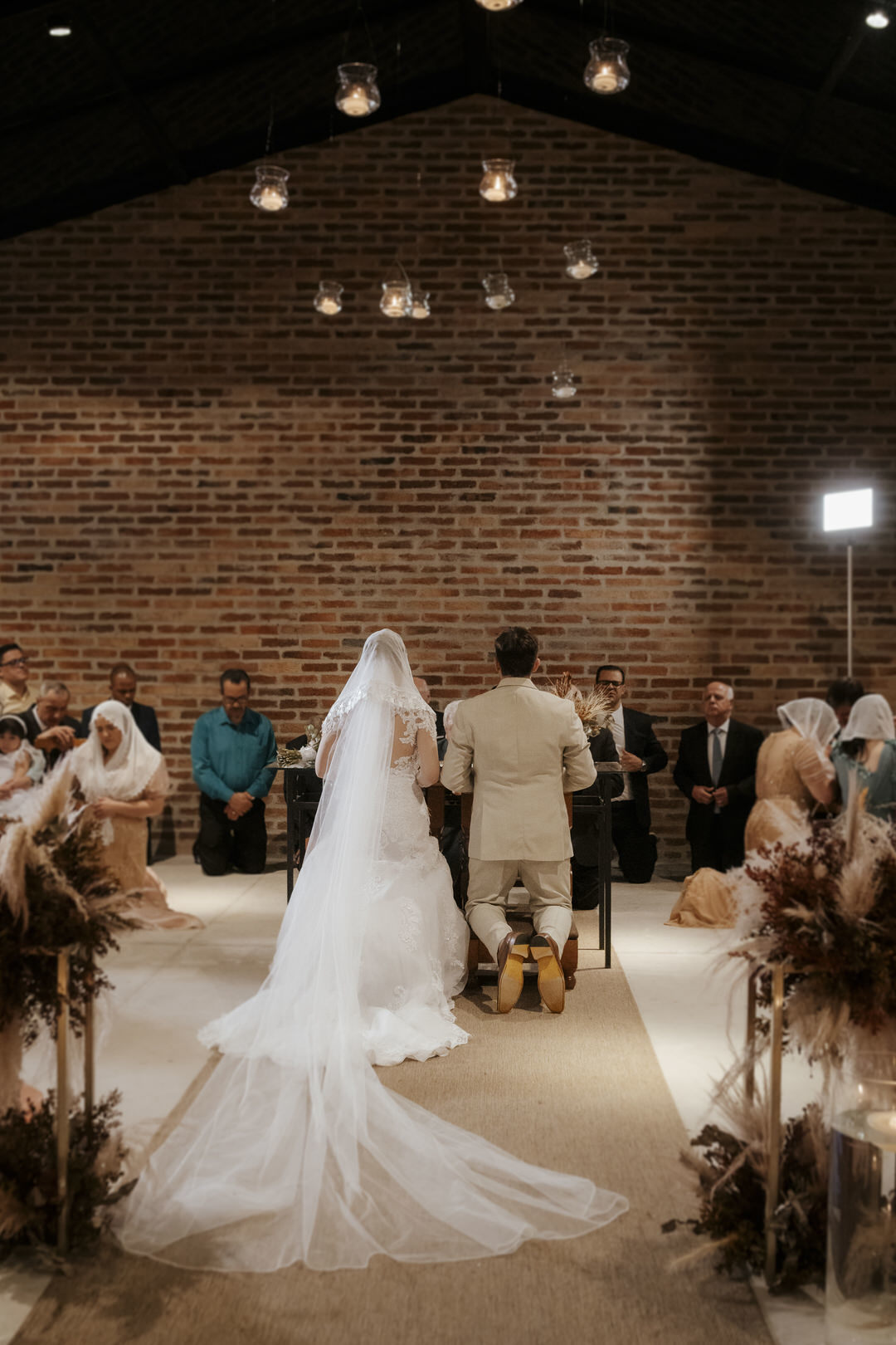 casamento, wedding, noiva, dia da noiva, bride, vestido de noiva, maquiagem de noiva, cerimônia de casamento, dia do noivo, sítio são jorge, casamento da congregação cristã, cerimônia religiosa, cerimônia do véu, primeiro beijo no casamento