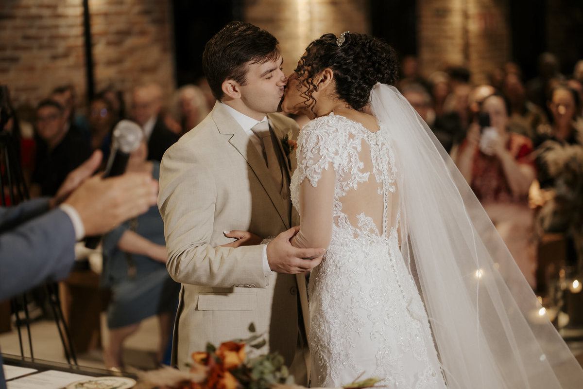 casamento, wedding, noiva, dia da noiva, bride, vestido de noiva, maquiagem de noiva, cerimônia de casamento, dia do noivo, sítio são jorge, casamento da congregação cristã, cerimônia religiosa, cerimônia do véu, primeiro beijo no casamento