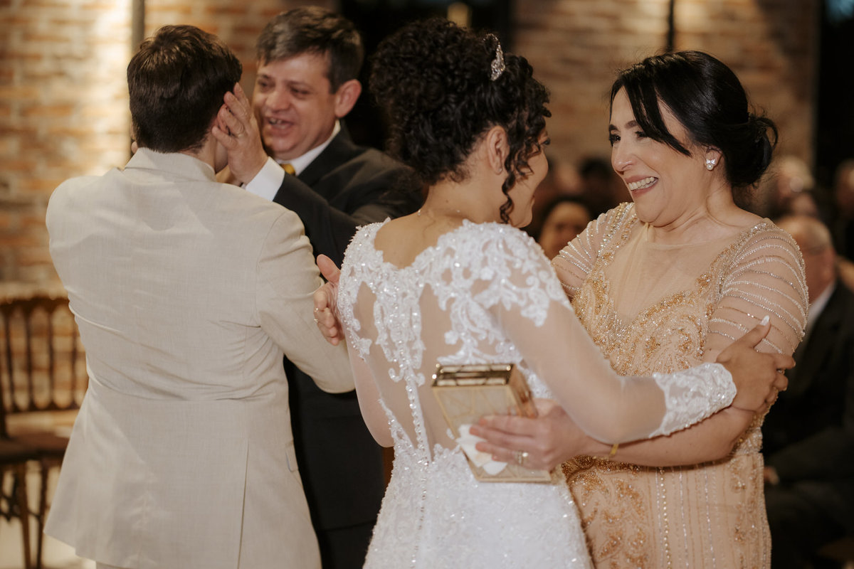 casamento, wedding, noiva, dia da noiva, bride, vestido de noiva, maquiagem de noiva, cerimônia de casamento, dia do noivo, sítio são jorge, casamento da congregação cristã, cerimônia religiosa, cerimônia do véu, primeiro beijo no casamento