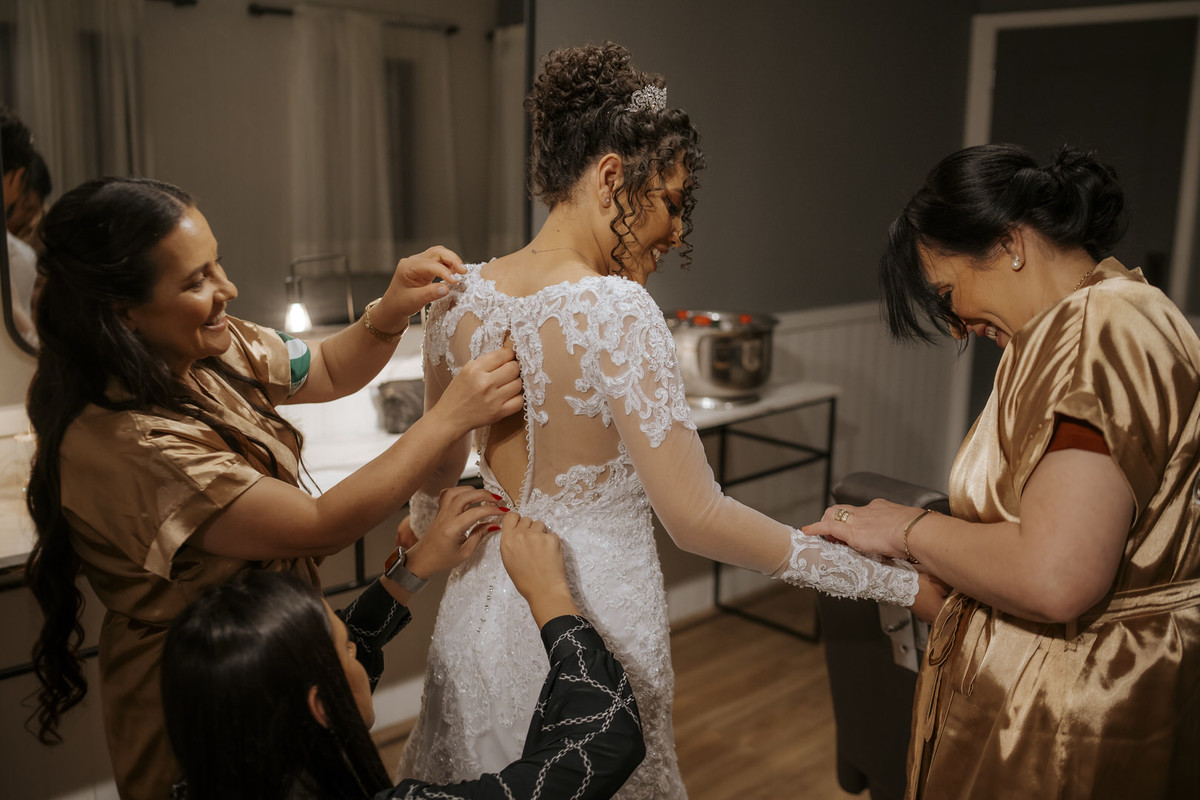 casamento, wedding, noiva, dia da noiva, bride, vestido de noiva, maquiagem de noiva, cerimônia de casamento, dia do noivo, sítio são jorge, casamento da congregação cristã, cerimônia religiosa, cerimônia do véu, primeiro beijo no casamento