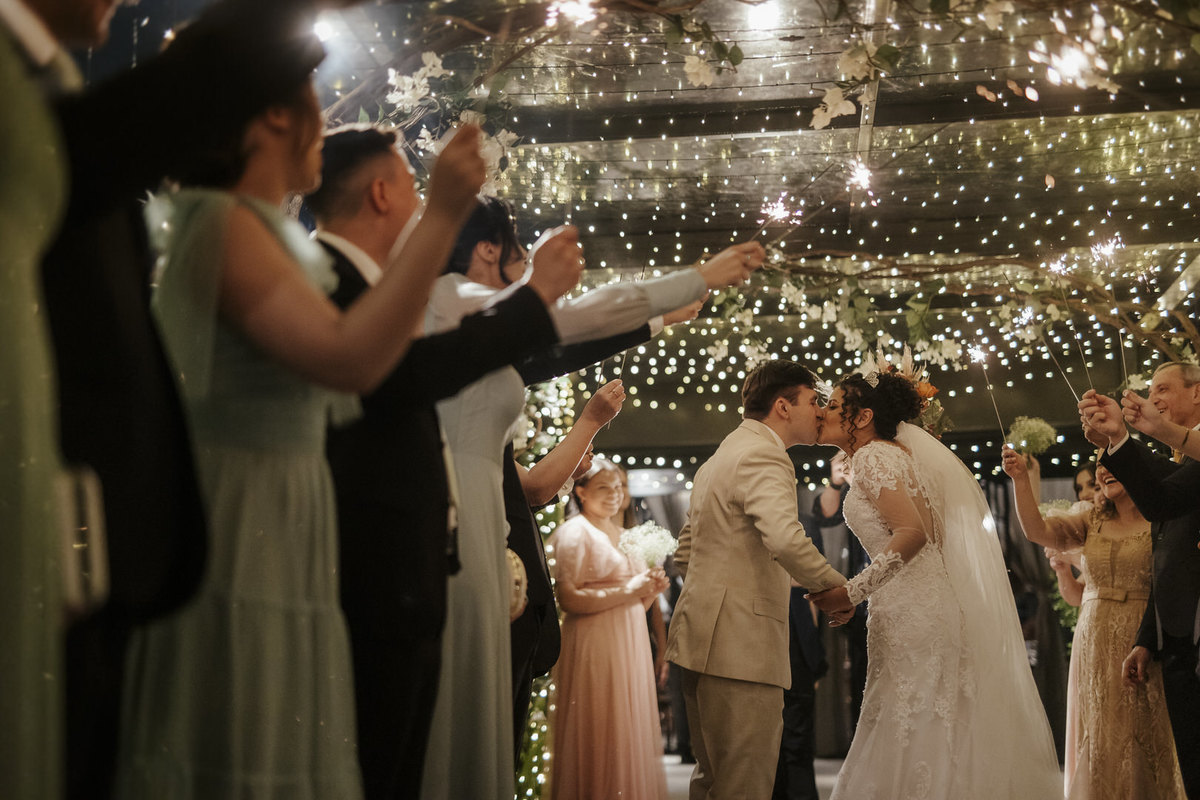 casamento, wedding, noiva, dia da noiva, bride, vestido de noiva, maquiagem de noiva, cerimônia de casamento, dia do noivo, sítio são jorge, casamento da congregação cristã, cerimônia religiosa, cerimônia do véu, primeiro beijo no casamento