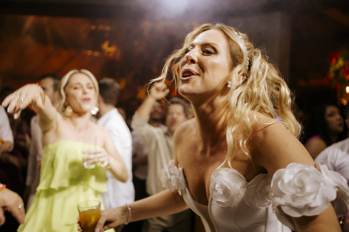 casamento em Ilhabela, vila salga, casamento à beira mar, casamento em capela, cerimônia íntima, cerimônia na praia, casamento na praia, casamento no vila salga, cerimônia pé na areia, duas cerimônias, duas vestidos de noiva, noiva na praia