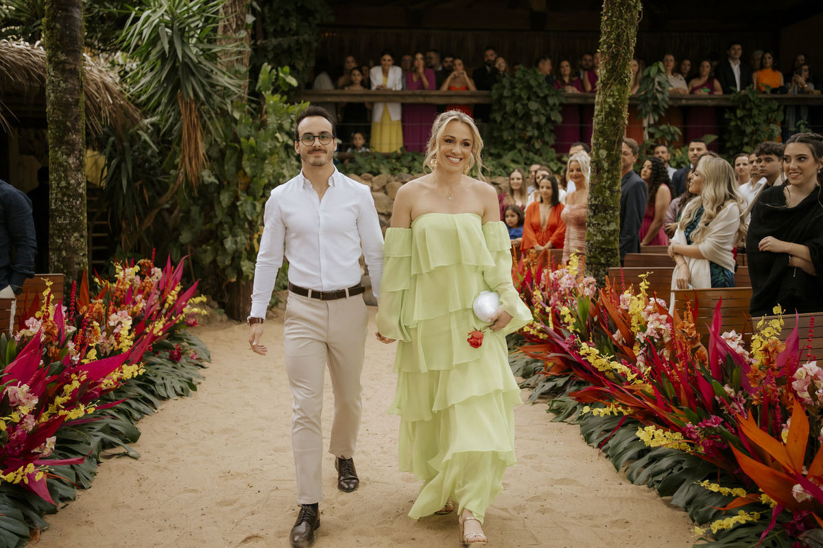casamento em Ilhabela, vila salga, casamento à beira mar, casamento em capela, cerimônia íntima, cerimônia na praia, casamento na praia, casamento no vila salga, cerimônia pé na areia, duas cerimônias, duas vestidos de noiva, noiva na praia
