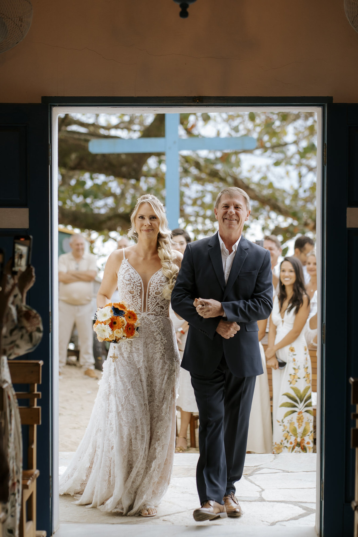 casamento em Ilhabela, vila salga, casamento à beira mar, casamento em capela, cerimônia íntima, cerimônia na praia, casamento na praia, casamento no vila salga, cerimônia pé na areia, duas cerimônias, duas vestidos de noiva, noiva na praia