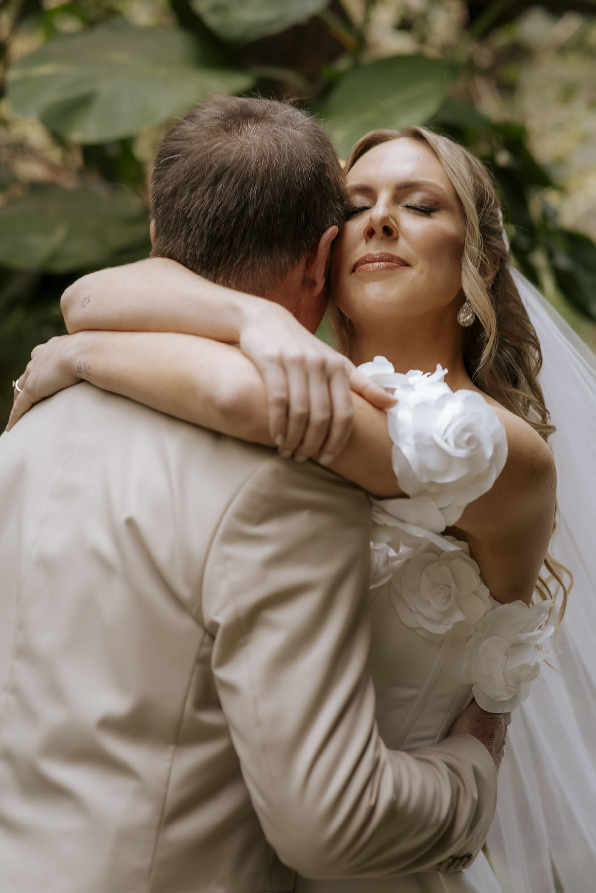 casamento em Ilhabela, vila salga, casamento à beira mar, casamento em capela, cerimônia íntima, cerimônia na praia, casamento na praia, casamento no vila salga, cerimônia pé na areia, duas cerimônias, duas vestidos de noiva, noiva na praia
