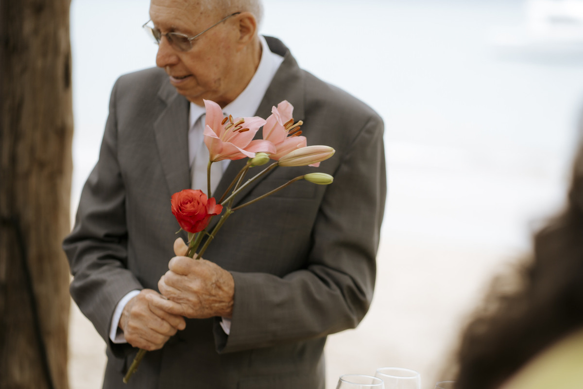 casamento em Ilhabela, vila salga, casamento à beira mar, casamento em capela, cerimônia íntima, cerimônia na praia, casamento na praia, casamento no vila salga, cerimônia pé na areia, duas cerimônias, duas vestidos de noiva, noiva na praia
