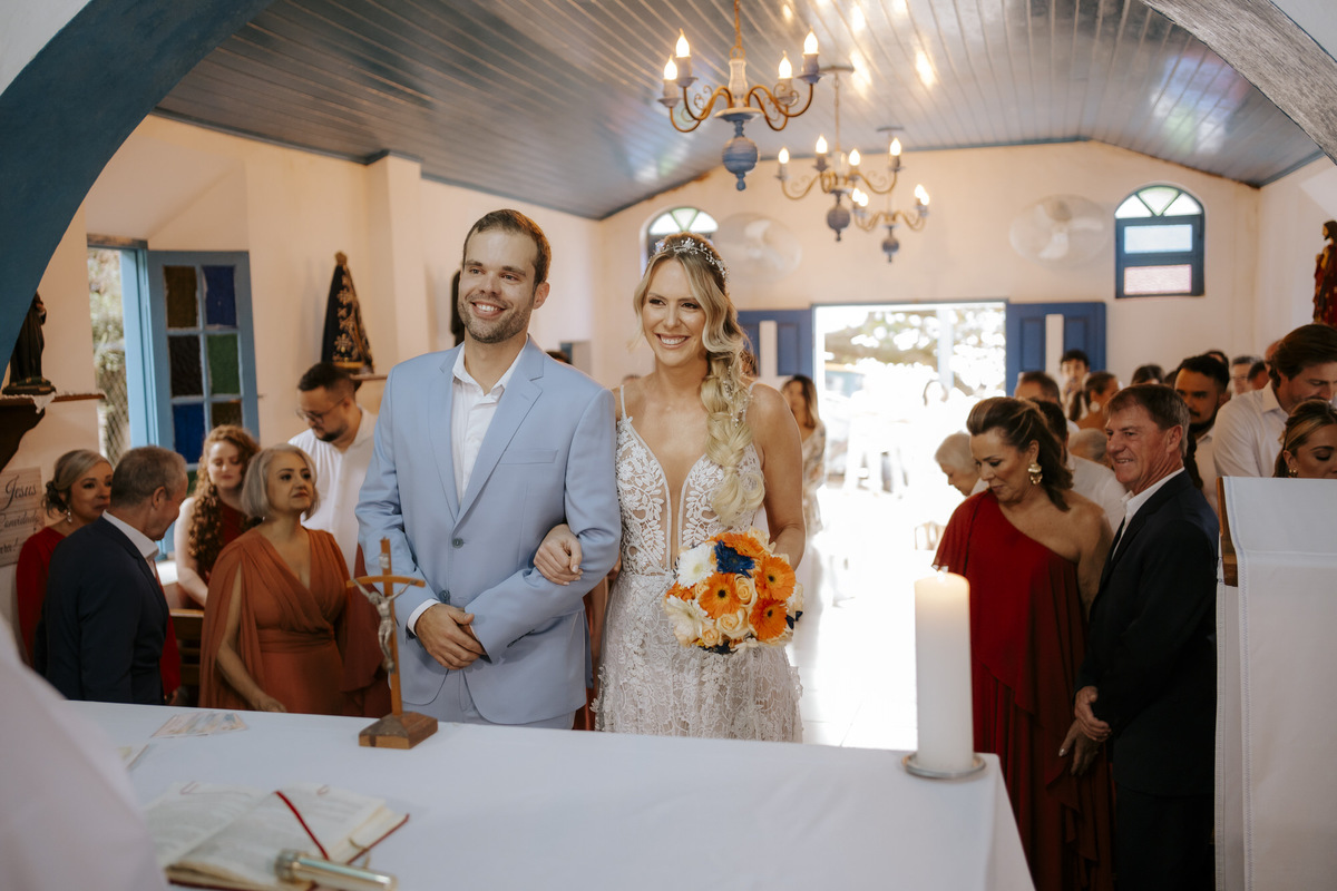 casamento em Ilhabela, vila salga, casamento à beira mar, casamento em capela, cerimônia íntima, cerimônia na praia, casamento na praia, casamento no vila salga, cerimônia pé na areia, duas cerimônias, duas vestidos de noiva, noiva na praia
