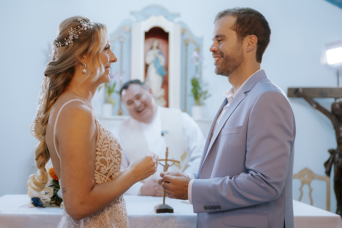 casamento em Ilhabela, vila salga, casamento à beira mar, casamento em capela, cerimônia íntima, cerimônia na praia, casamento na praia, casamento no vila salga, cerimônia pé na areia, duas cerimônias, duas vestidos de noiva, noiva na praia