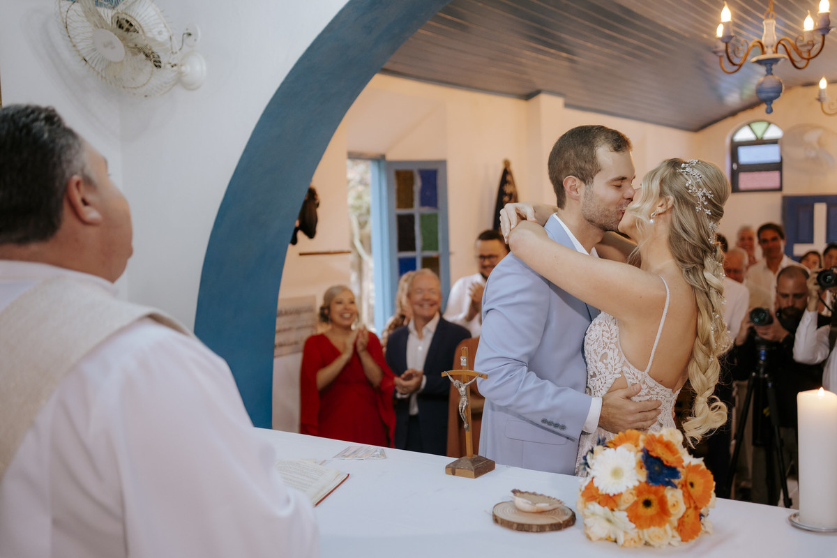 casamento em Ilhabela, vila salga, casamento à beira mar, casamento em capela, cerimônia íntima, cerimônia na praia, casamento na praia, casamento no vila salga, cerimônia pé na areia, duas cerimônias, duas vestidos de noiva, noiva na praia