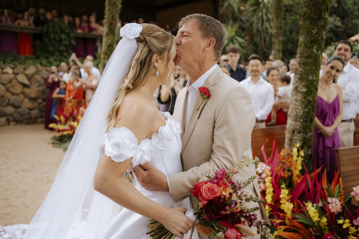 casamento em Ilhabela, vila salga, casamento à beira mar, casamento em capela, cerimônia íntima, cerimônia na praia, casamento na praia, casamento no vila salga, cerimônia pé na areia, duas cerimônias, duas vestidos de noiva, noiva na praia